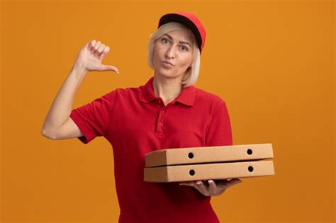 Segura Mujer De Entrega Rubia De Mediana Edad En Uniforme Rojo Y Gorra