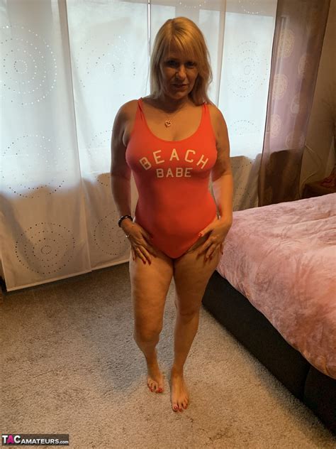 Mature Blonde Sweet Susi Removes A Swimsuit To Get Naked On Her Bed Coedcherry