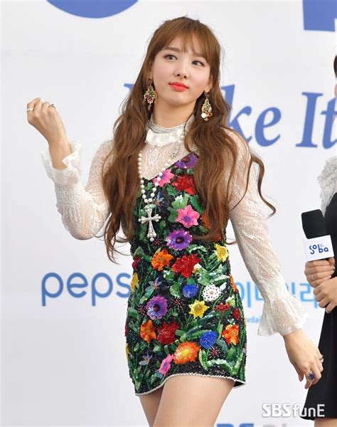 Tight Dress Goddess At The Red Carpet! - KPop News