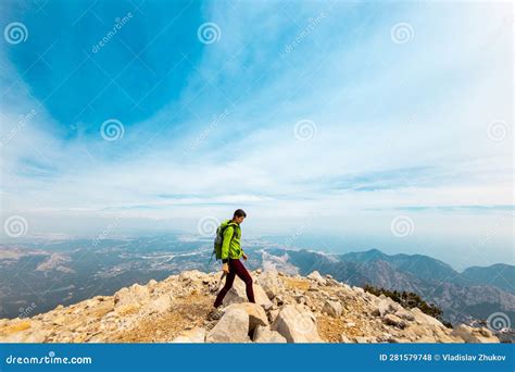 Alpinista Vai Ao Longo Da Serra Rochosa Menina Subindo Nas Montanhas