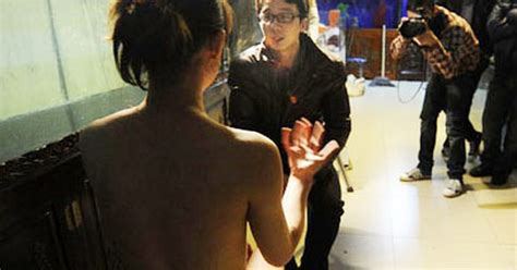 Nữ sinh triển lãm ảnh nude khỏa thân khi trả lời phỏng vấn