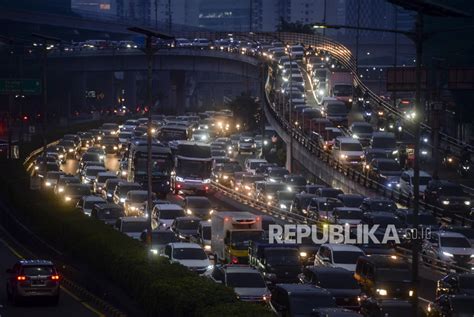 Wacana Pergub Pengaturan Jam Kerja Di Jakarta Republika Online