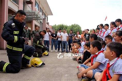 节日的坚守与陪伴 义乌萌娃与消防员叔叔一起过国庆 国庆 义乌新闻