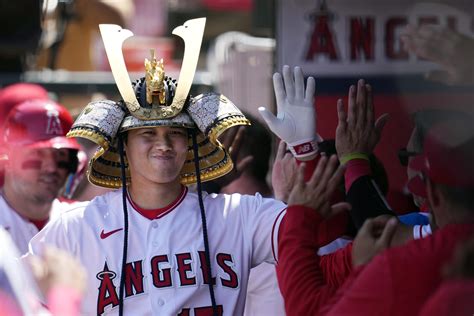 久月の兜飾り一式、大谷翔平のエンゼルがホームランの時冠る兜を思い出して、 子どもの日