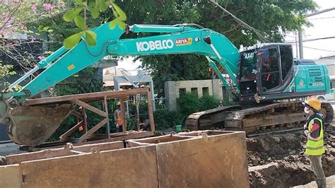 Amazing Excavator Kobelco Bl Loading Limestone Youtube