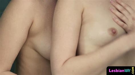 Seductive Bigtits Babe Tribbing After Shower