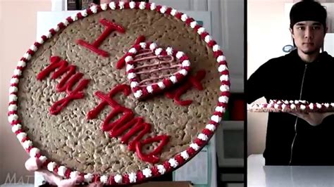 Mrs Fields Giant 16 Inch Cookie 5 000 Calories Youtube