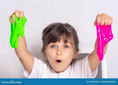 NiÃ±o Jugando Con Slime Los NiÃ±os Aprietan Y Se Estiran Delgado