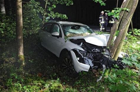 OVB Heimatzeitungen Autofahrer fährt betrunken gegen Baum