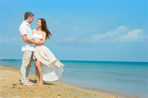 Um Jovem Casal Apaixonado Na Praia Foto Premium