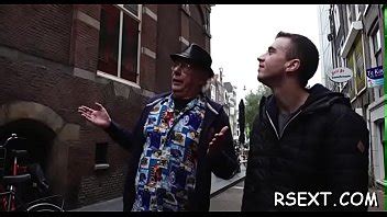 Pequeña prostituta de tetas chupa una gran polla antes de ser follada XVIDEOS