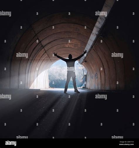 Personensilhouette Im Tunnel Fotos Und Bildmaterial In Hoher