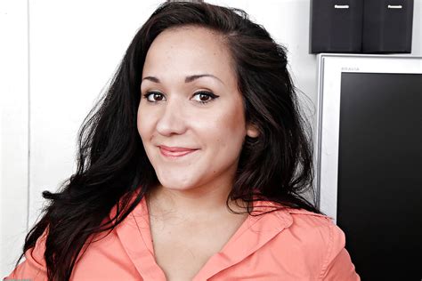 Shaved Pussy Of A Latina Mature Brunette Serenity Knox Shown In Close Up Porn Pictures XXX