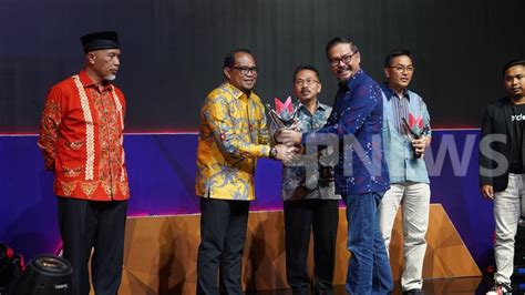 Kasmidi Bulang Terima Penghargaan Merdeka Award Untuk Program Desa