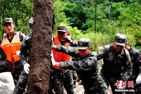 武警陕西总队官兵正在喂子坪村开展救援清理工作 爱国主义 中国青年网