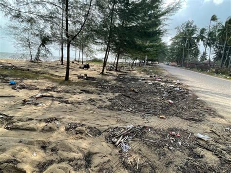 Pantai Bisikan Bayu Tidak Lagi Indah Dicemari Sampah