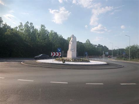 Primăria Voluntari a inaugurat un sens giratoriu cu un grup statuar în