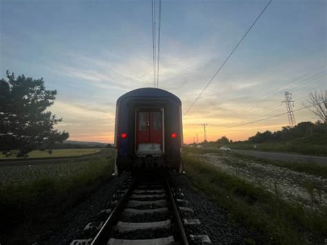 İstanbul da feci kaza Yolcu treni otomobile çarptı Yeni Akit