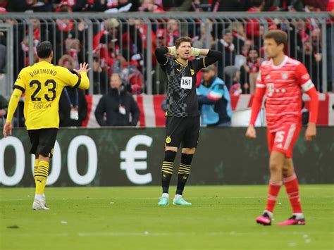 Bayern M Nchen Gewinnt Folgenschwerer Kobel Patzer Leitet Bvb