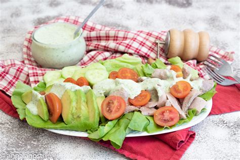 Insalata Di Pollo E Avocado Con Cetrioli