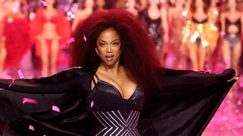 Tyra Banks Returned To The Runway At Victorias Secret Show Almost 20 Years After Her Modelling