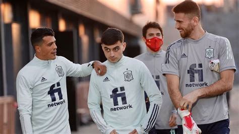 Los Futbolistas De La Selecci N Espa Ola Entrando Al Campo De Entrenamiento