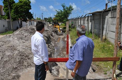 Prefeito vistoria obras de pavimentação no bairro da Conceição