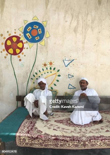 Dishdasha Photos and Premium High Res Pictures - Getty Images