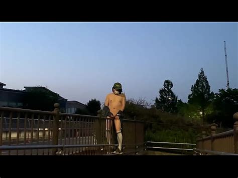 女装子まゆちゃんは股間への刺激がやめられず全裸になって明け方の道路わきの柵にまたがって腰を振って刺激を楽しんでいる XVIDEOS