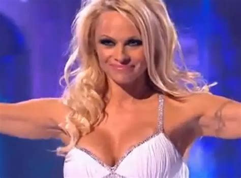 Vidéo Buzz Pamela Anderson toujours une blonde à forte poitrine Public