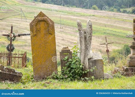 Antiguo Cementerio De Jud Os Polacos En Ucrania Tumbas Abandonadas