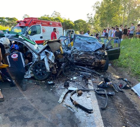 Duas Pessoas Morrem E Sete Ficam Gravemente Feridas Em Acidente Com