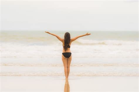 Portrait Belle Jeune Femme Asiatique Porter Un Bikini Sur La Mer Photo Gratuite
