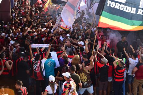 Torcida do Vitória faz festa no aeroporto de Salvador em embarque do