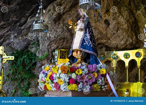 Estatua De La Virgen De Covadonga En El Santuario En Cangas De Onis