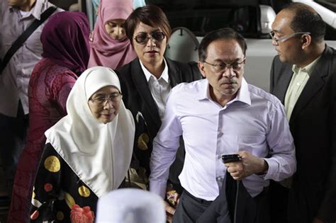 Anwar Ibrahim Family Photo - Muslimeen United: Khianat : Pemandu ...