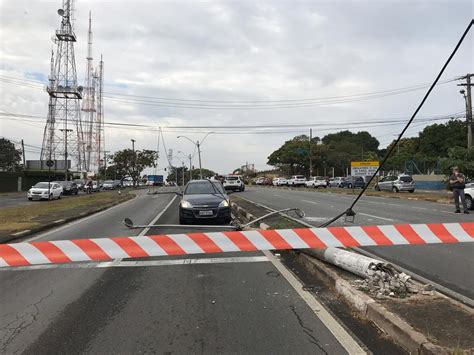 Jipe bate derruba postes e trânsito fica interditado em avenida de