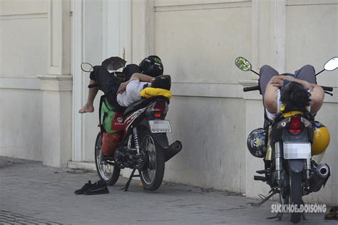 Nắng nóng gay gắt người dân Hà Nội vào công viên gầm cầu trốn nắng