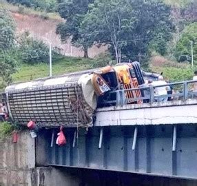 Mueren 19 personas y más de 20 resultan heridas tras volcar un bus en