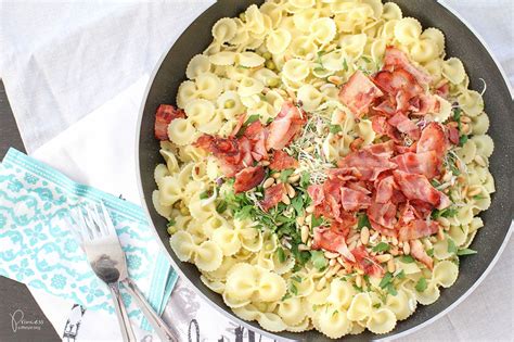 Farfalle Mit Bacon Erbsen Sprossen Und Pinienkernen Food