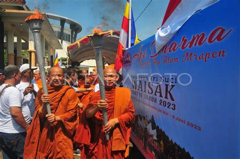 Prosesi Pengambilan Api Dharma Waisak Antara Foto