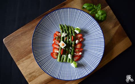 Salade D Asperges Vertes Aux Fraises Et Feta Recettes Gastronomico