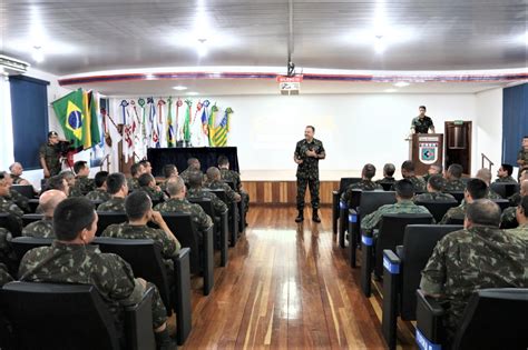 O Chefe do Centro de Comunicação do Exército profere palestra na EASA e