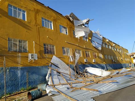 Fotos Telhado De Escola Arrancado E Atinge Casas Vizinhas Durante