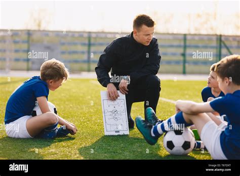 Entrenador de Fútbol de niños de coaching Sesión de entrenamiento de