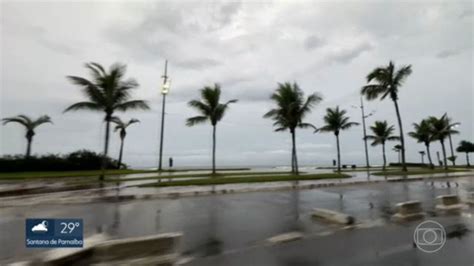 Vídeo Mulher morre depois de ser atingida por raio em Praia Grande