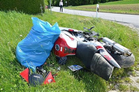 Motorradfahrer Verliert Kontrolle Und Fliegt In Weizenfeld