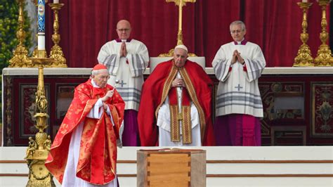 Tras Ceremonia In Dita El Cuerpo De Benedicto Xvi Ya Reposa En La