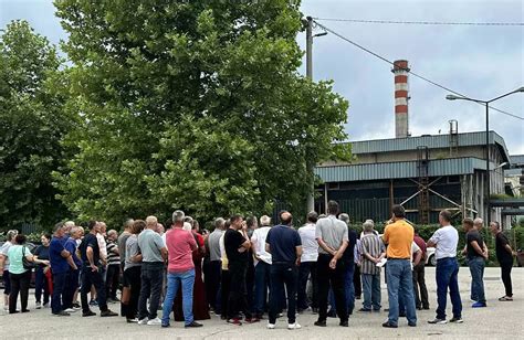 Z Portal Radnici Krivaje Se Okupili Pred Preduze Em Mogu Protest