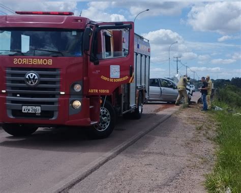 Motorista Perde Controle Da Dire O E Bate Em Mureta De Prote O Da